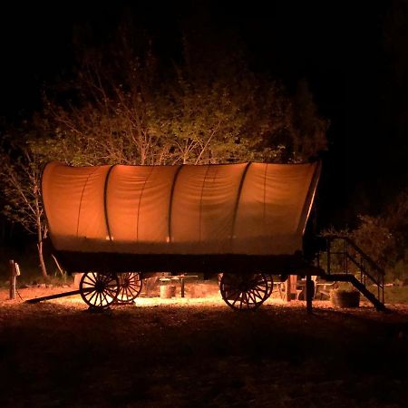 Cozy Wild West Covered Wagon Next To River Grants Pass Exterior foto