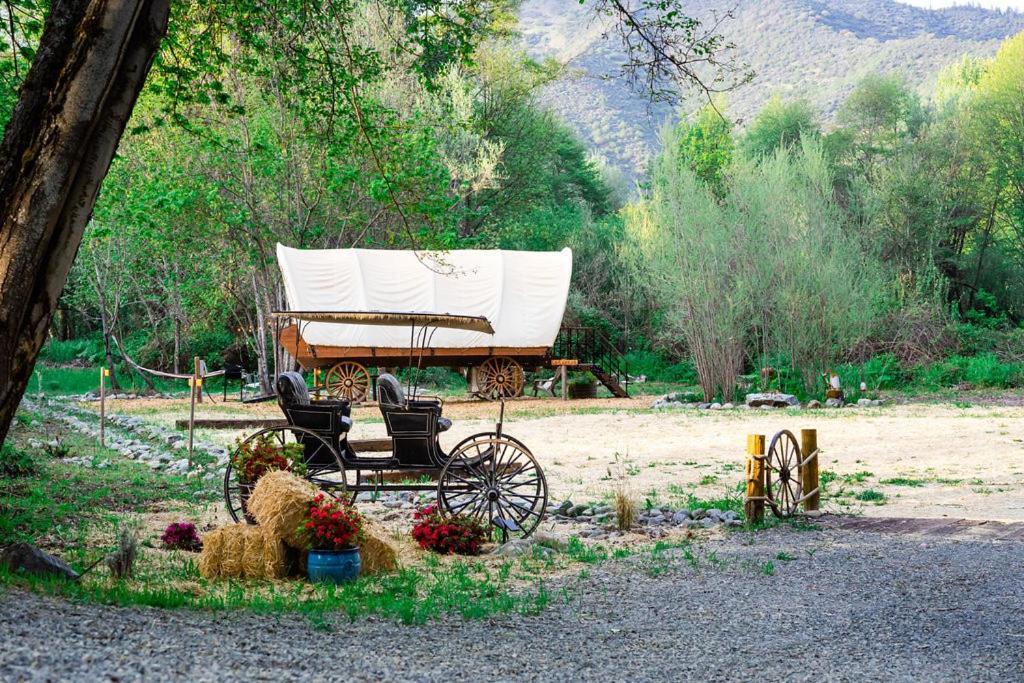 Cozy Wild West Covered Wagon Next To River Grants Pass Exterior foto