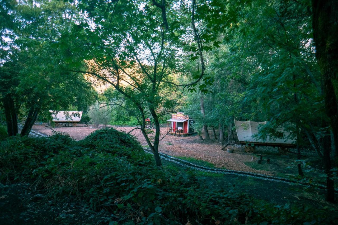 Cozy Wild West Covered Wagon Next To River Grants Pass Exterior foto