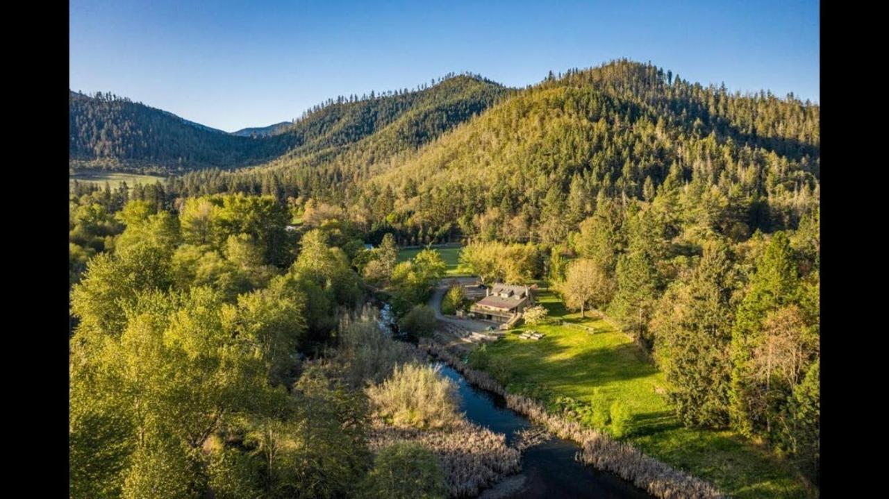 Cozy Wild West Covered Wagon Next To River Grants Pass Exterior foto