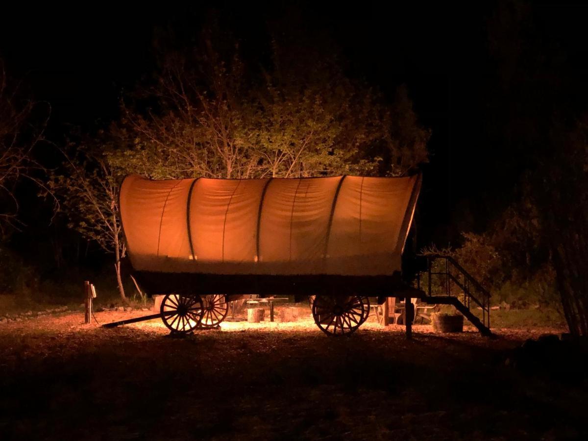 Cozy Wild West Covered Wagon Next To River Grants Pass Exterior foto