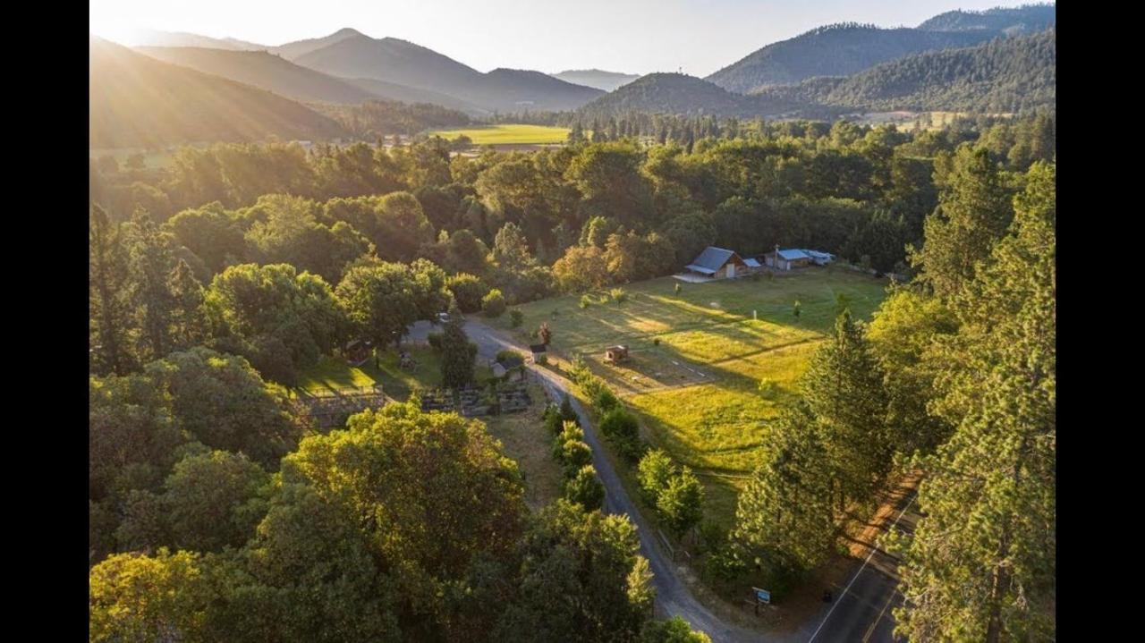 Cozy Wild West Covered Wagon Next To River Grants Pass Exterior foto