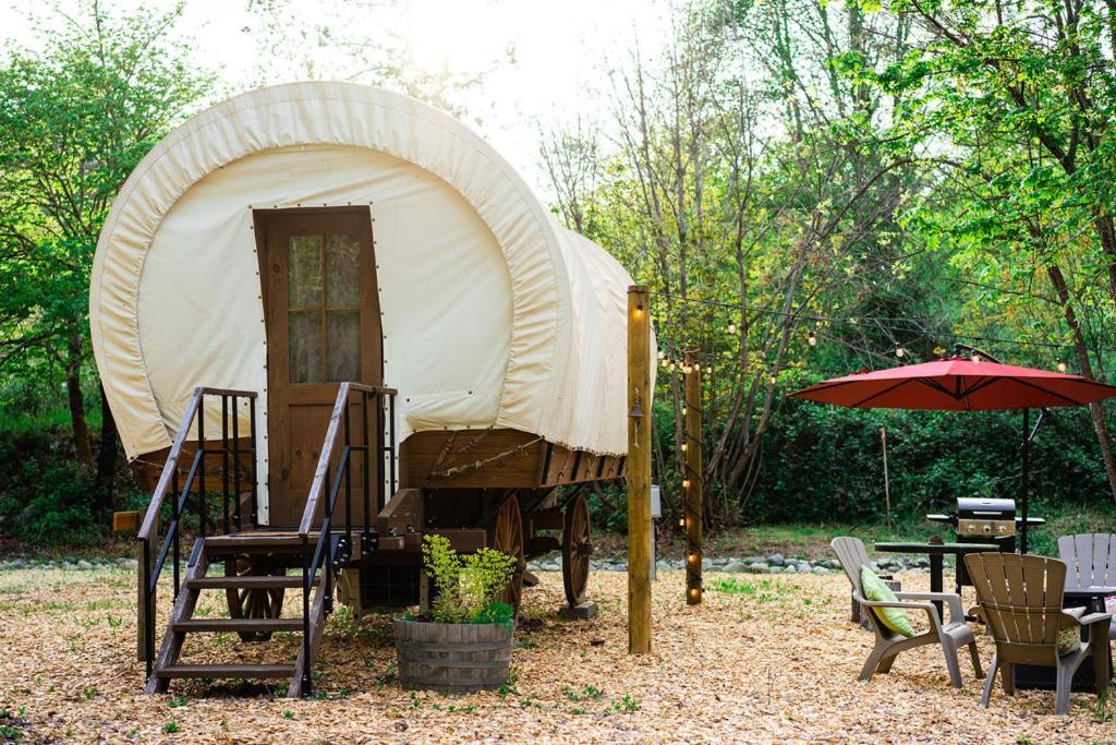 Cozy Wild West Covered Wagon Next To River Grants Pass Exterior foto