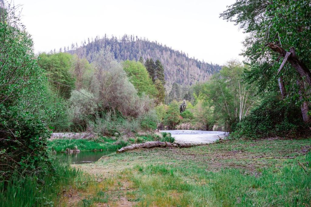 Cozy Wild West Covered Wagon Next To River Grants Pass Exterior foto