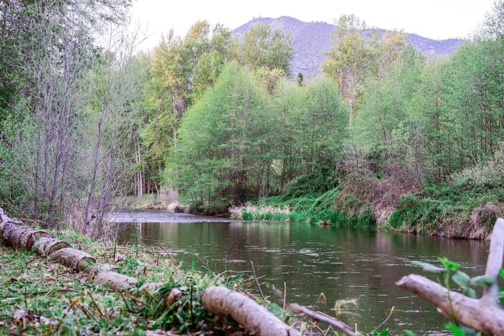 Cozy Wild West Covered Wagon Next To River Grants Pass Exterior foto