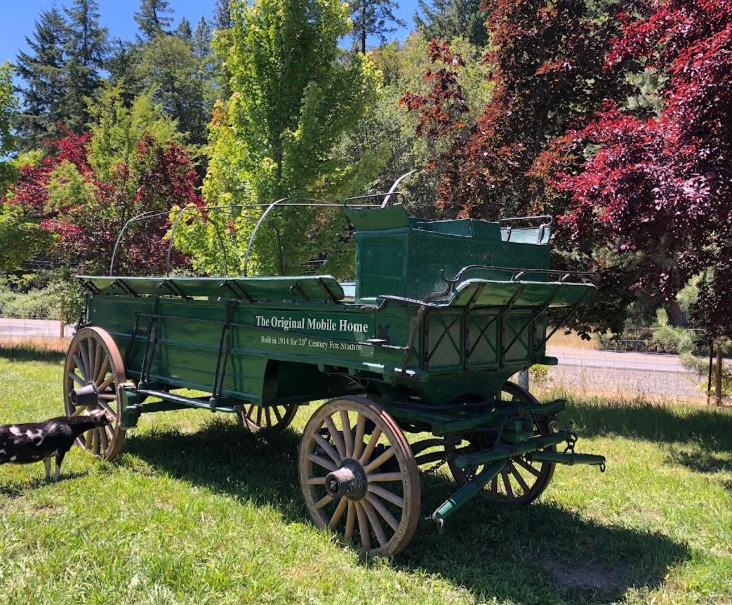 Cozy Wild West Covered Wagon Next To River Grants Pass Exterior foto
