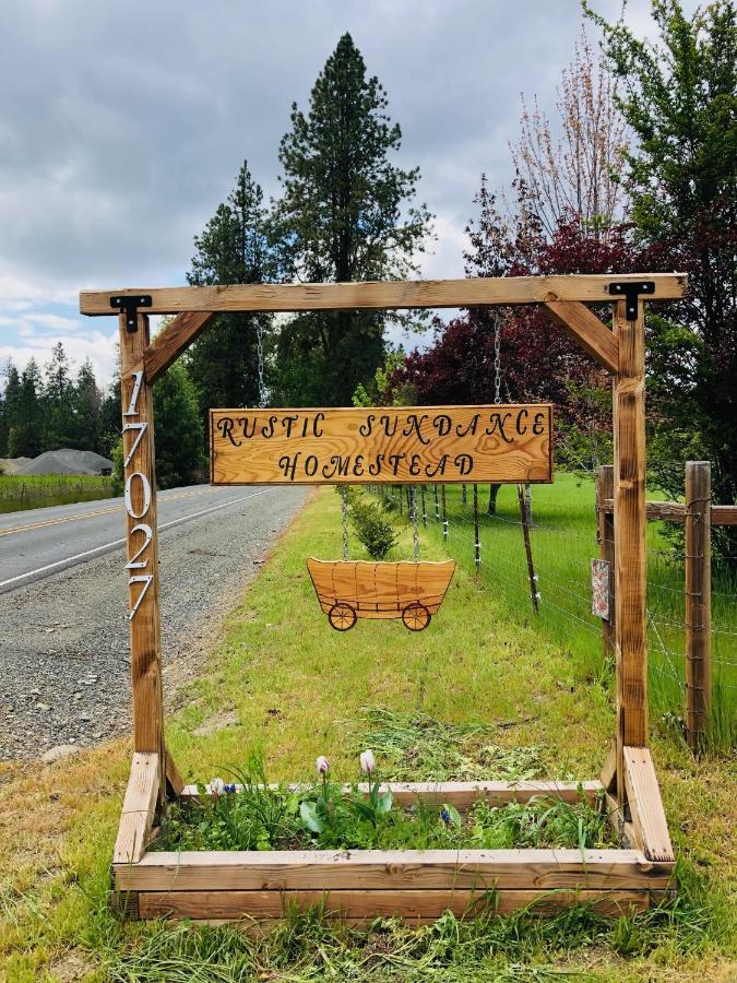 Cozy Wild West Covered Wagon Next To River Grants Pass Exterior foto