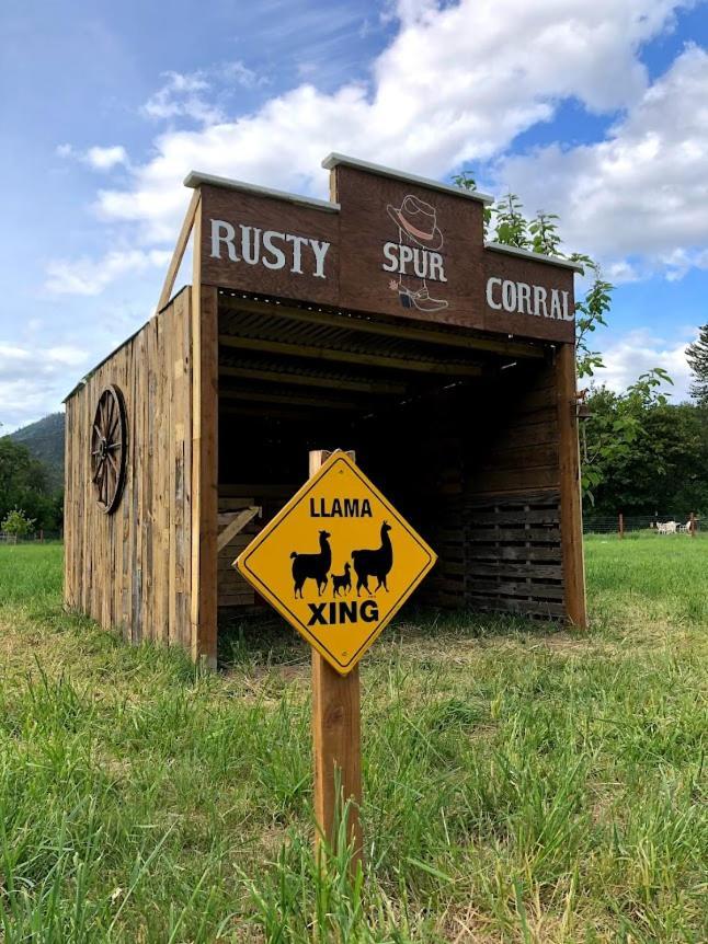 Cozy Wild West Covered Wagon Next To River Grants Pass Exterior foto
