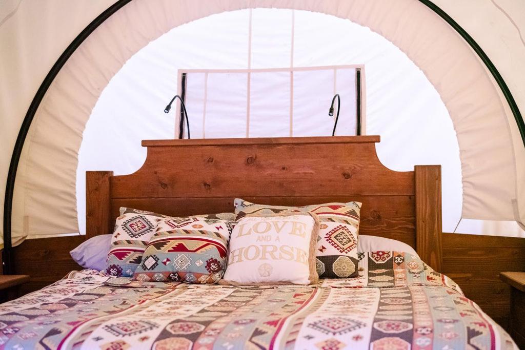 Cozy Wild West Covered Wagon Next To River Grants Pass Exterior foto