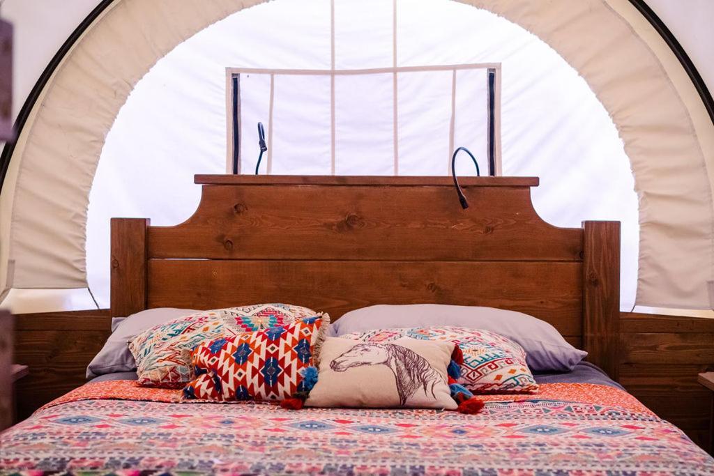 Cozy Wild West Covered Wagon Next To River Grants Pass Exterior foto