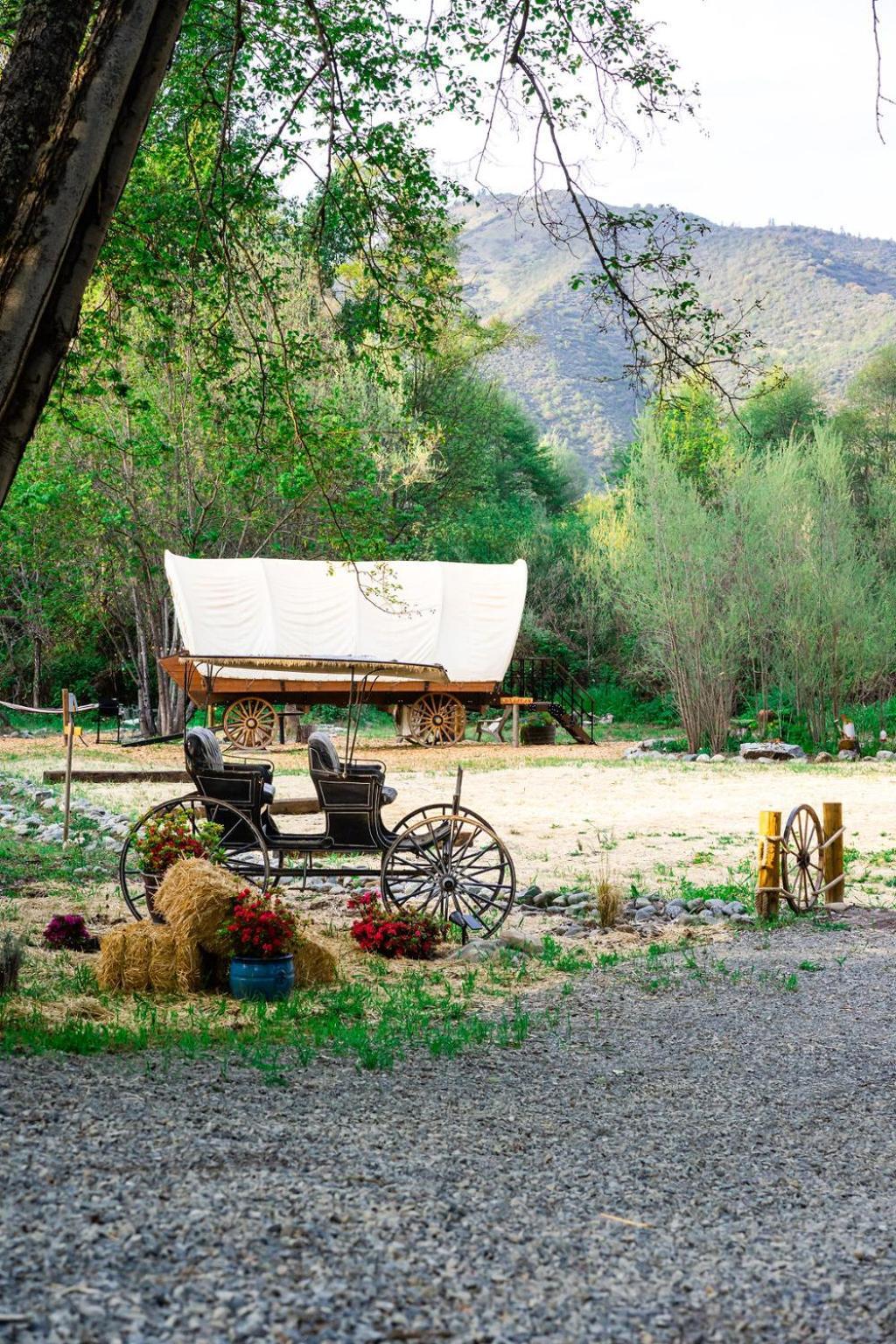 Cozy Wild West Covered Wagon Next To River Grants Pass Exterior foto