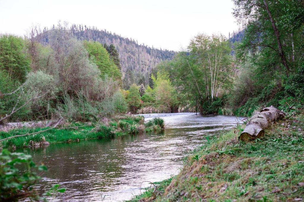 Cozy Wild West Covered Wagon Next To River Grants Pass Exterior foto