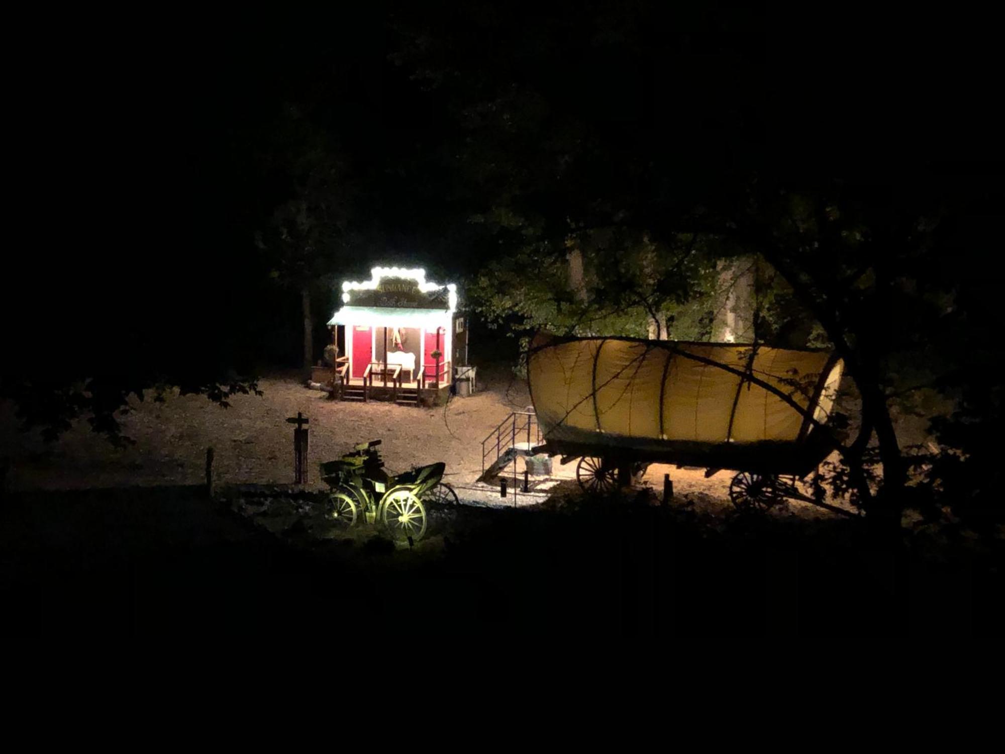 Cozy Wild West Covered Wagon Next To River Grants Pass Exterior foto
