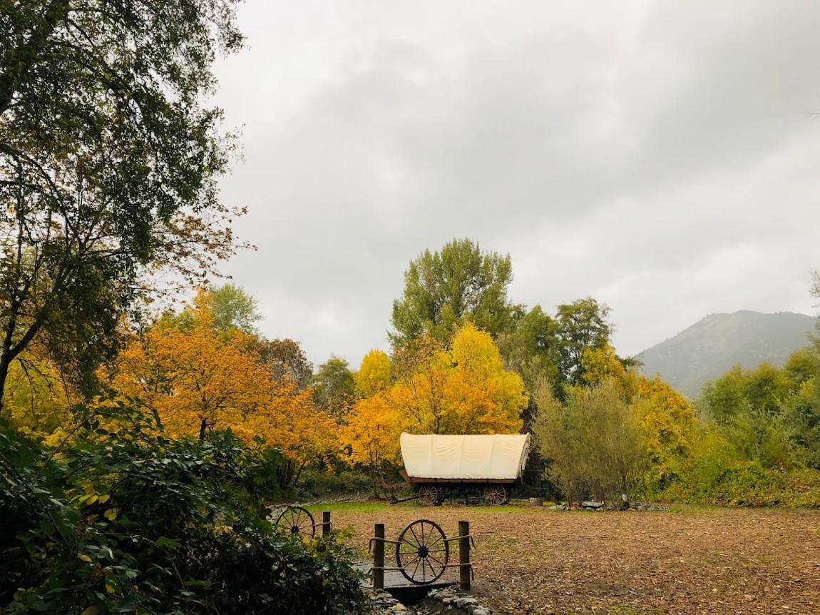 Cozy Wild West Covered Wagon Next To River Grants Pass Exterior foto