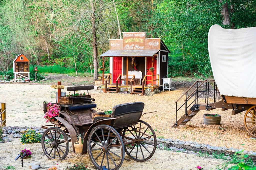 Cozy Wild West Covered Wagon Next To River Grants Pass Exterior foto
