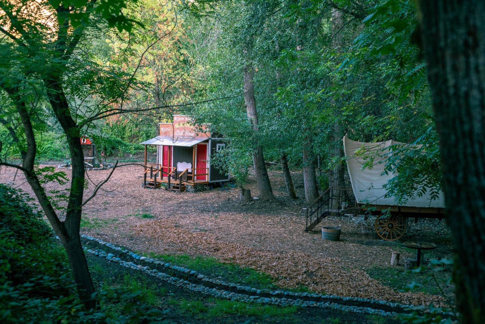 Cozy Wild West Covered Wagon Next To River Grants Pass Exterior foto