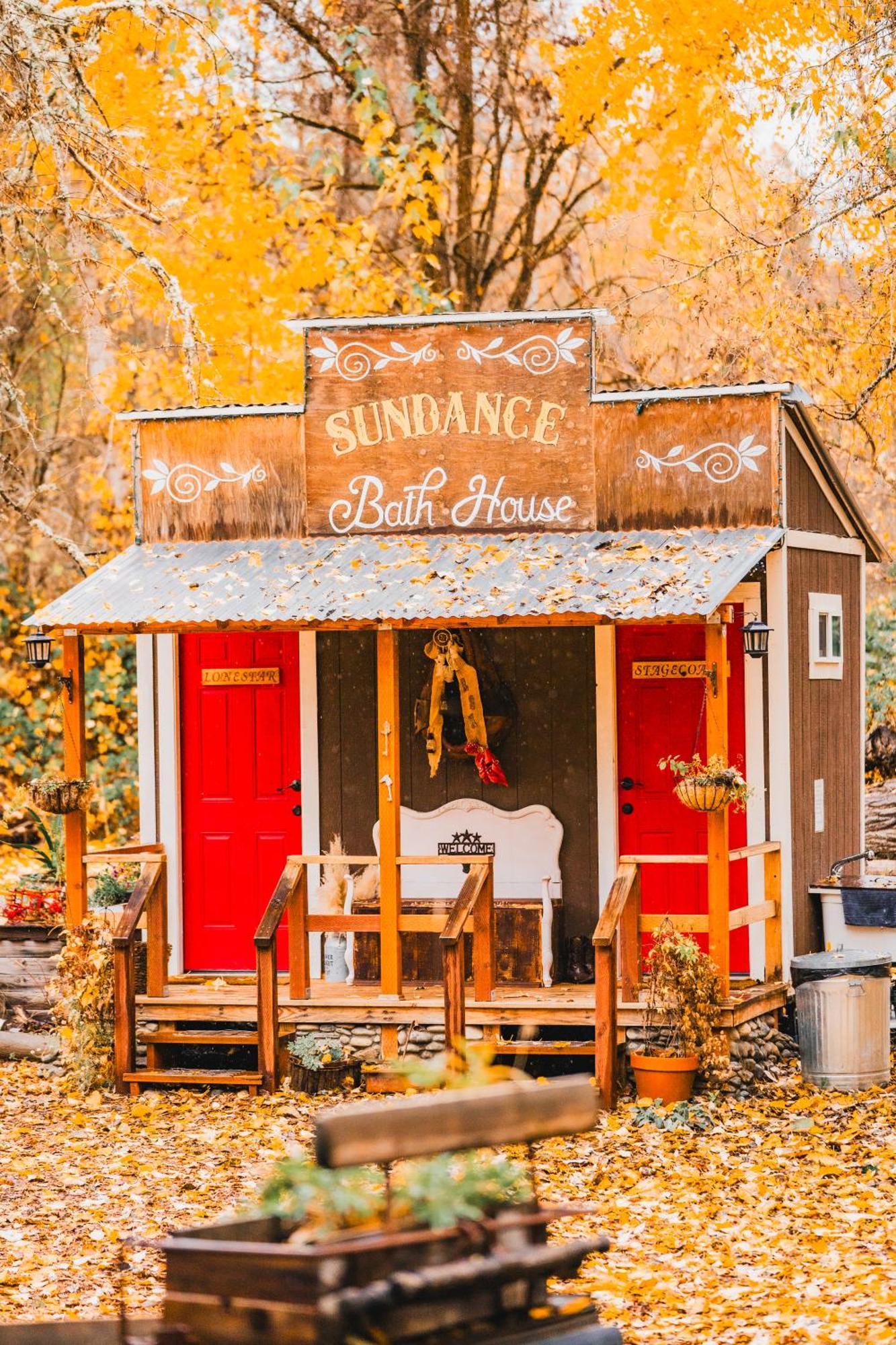 Cozy Wild West Covered Wagon Next To River Grants Pass Exterior foto